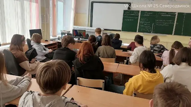 Ученики в классе смотрят Путина