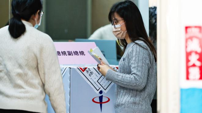 台湾新北市某投票所一位女选民准备投票（13/1/2024）