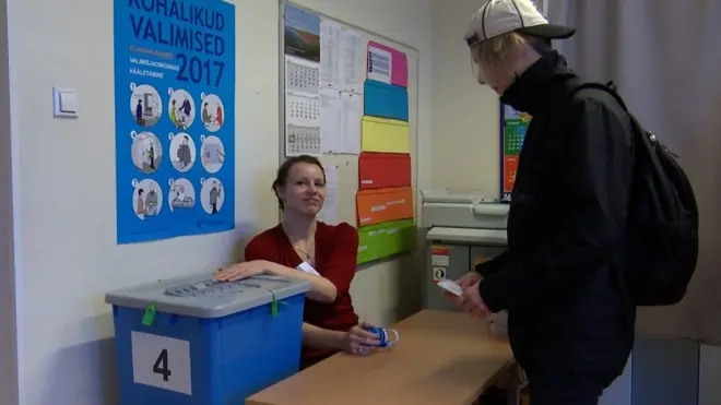 Даниилу 17 лет, и он впервые голосует на муниципальных выборах в Таллине.