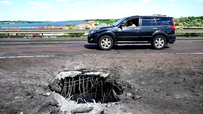 Следы ракетного удара на Антоновском мосту