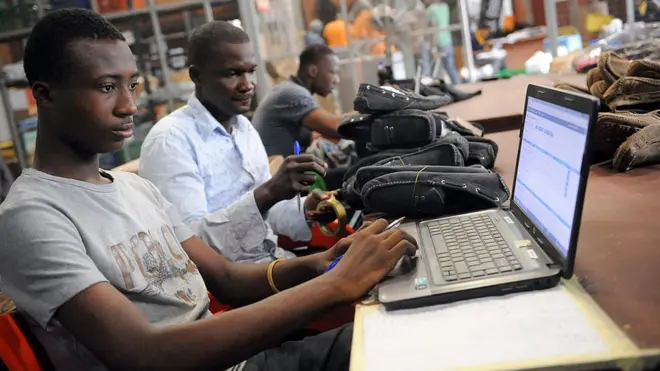 Des travailleurs de JUMIA examinent des produits à livrer dans l'entrepôt d'Ikeja de la société, à Lagos.