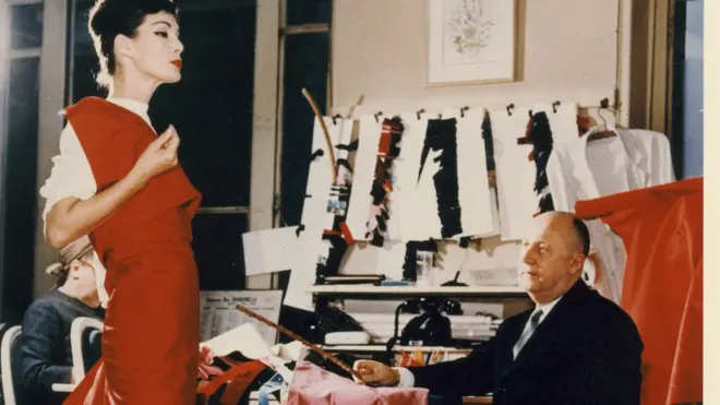Кристиан Диор в своей мастерской с манекенщицей Лаки, 1955 г