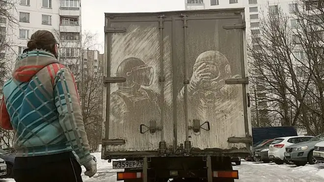 Выставка на колесах. Художник пишет картины московской грязью