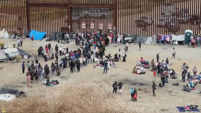 مهاجرين بين الحدود الأمريكية-المكسيكية