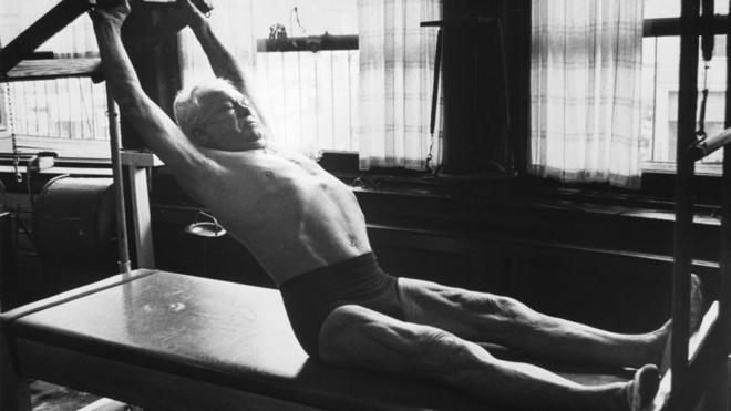 Joseph H. Pilates en su estudio en Nueva York alrededor de 1960.