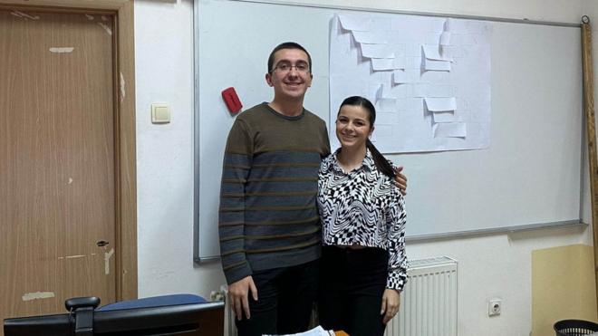 Nemanja Petrović sa koleginicom u školi