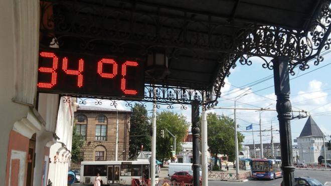 Городской пейзаж Ярославля с термометром с надписью "34 градуса"
