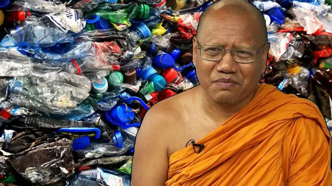Монах из Таиланда на фоне пластиковых бутылок