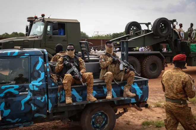 Des militaires burkinabés montent la garde lors de l'enterrement des soldats tués à Gaskinde, à Ouagadougou, le 8 octobre 2022.