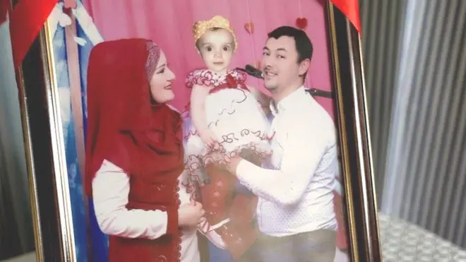 Хадиджа на фото с погибшими родителями