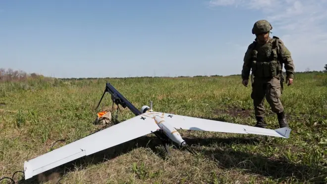 Российский военный с разведывательным беспилотником ZALA