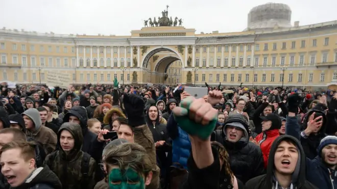 В Петербурге по разным данным задержали от 30 до 50 человек.