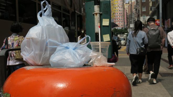 香港湾仔庄士敦道电车路旁一个垃圾桶上放满了被装在塑料袋内弃置的外卖饭盒（BBC中文图片9/5/2024）