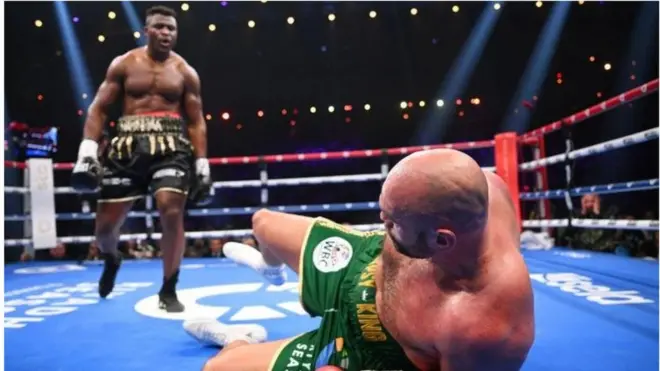 Tyson Fury a dû se ressaisir après avoir été mis au tapis par Francis Ngannou au troisième round.