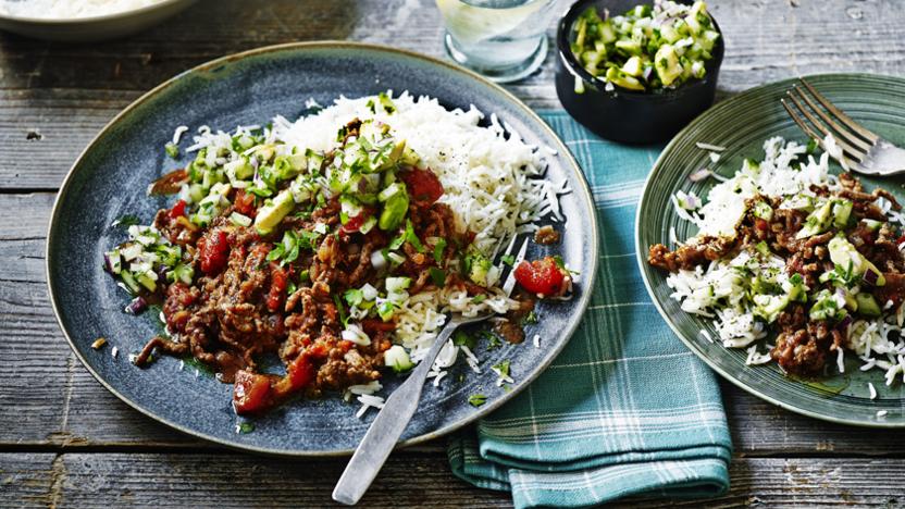 Spicy chilli con carne with guacamole