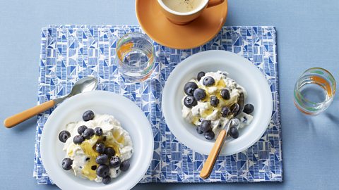 Ricotta with blueberries and honey