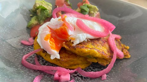 Sweetcorn fritters with poached eggs and pickled red onion 