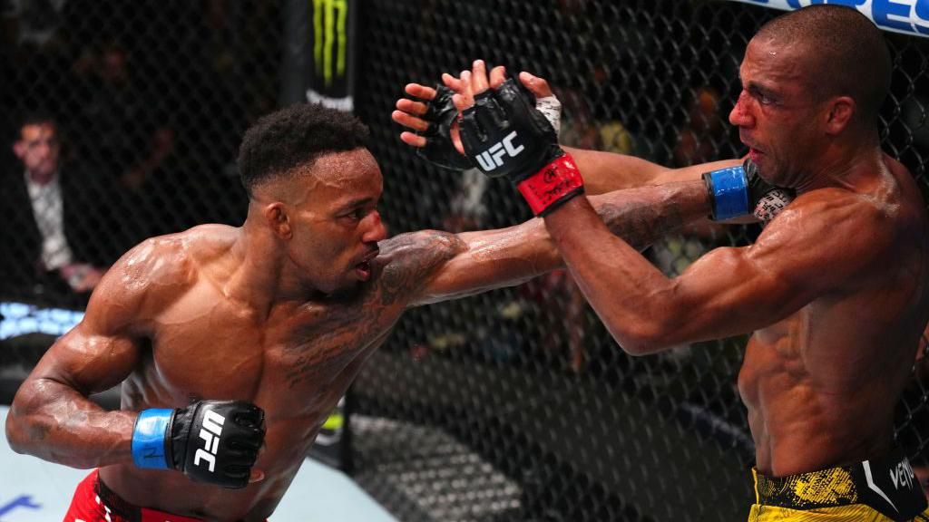 Lerone Murphy lands a punch on Edson Barboza