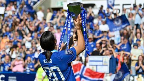 Sam Kerr with the WSL trophy