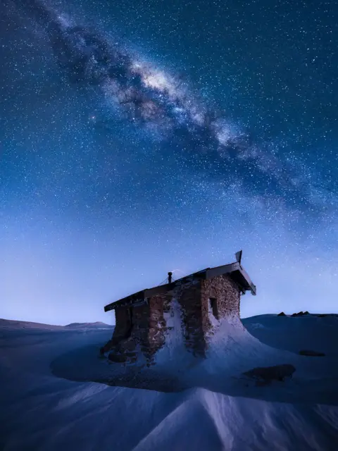 Josselin Cornou / Nature TTL The Milky Way over and observation hut on Mount Kosciuszko in Australia.