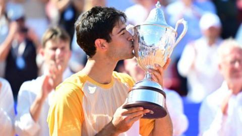 Nuno Borges kisses the Swedish Open trophy
