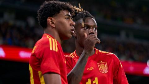 Nico Williams talking to Yamal Lamina in Spain shirts