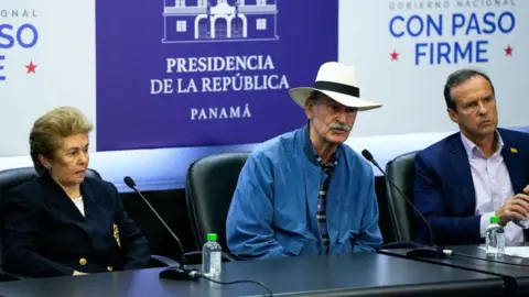 Getty Images Former Mexico's President Vicente Fox (C) speaks next to Former Panama's President Mireya Moscoso (L) and Former Bolivia's President Jorge Quiroga during a press conference at the Presidential Palace in Panama City on July 26, 2024. 