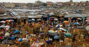 Overlooking the central Kumasi market at closing time in Kumasi, Ghana, June 22, 2006.  Image credit: Jonathan Ernst / World Bank