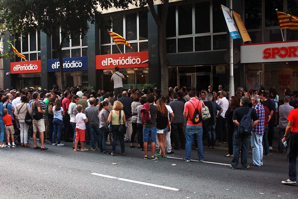 Hundreds of people gather outside the El Periódico offices in Barcelona in a show of support for the outlet's missing journalist Marc Marginedas, Fotomovimiento/flickr