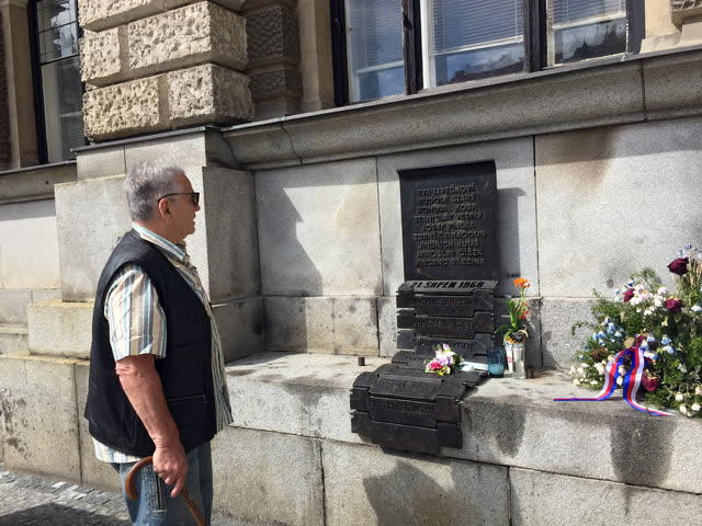 Петр Шида у мемориала погибшим во время стрельбы 21 августа 1968 года в Либереце