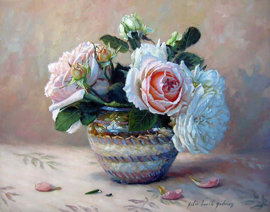 Pink_and_White_Roses_in_Swirly_glass_vase_1_yapfiles.ru.jpg