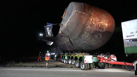 Riesiges U-Boot rollt über Autobahn nach Sinsheim