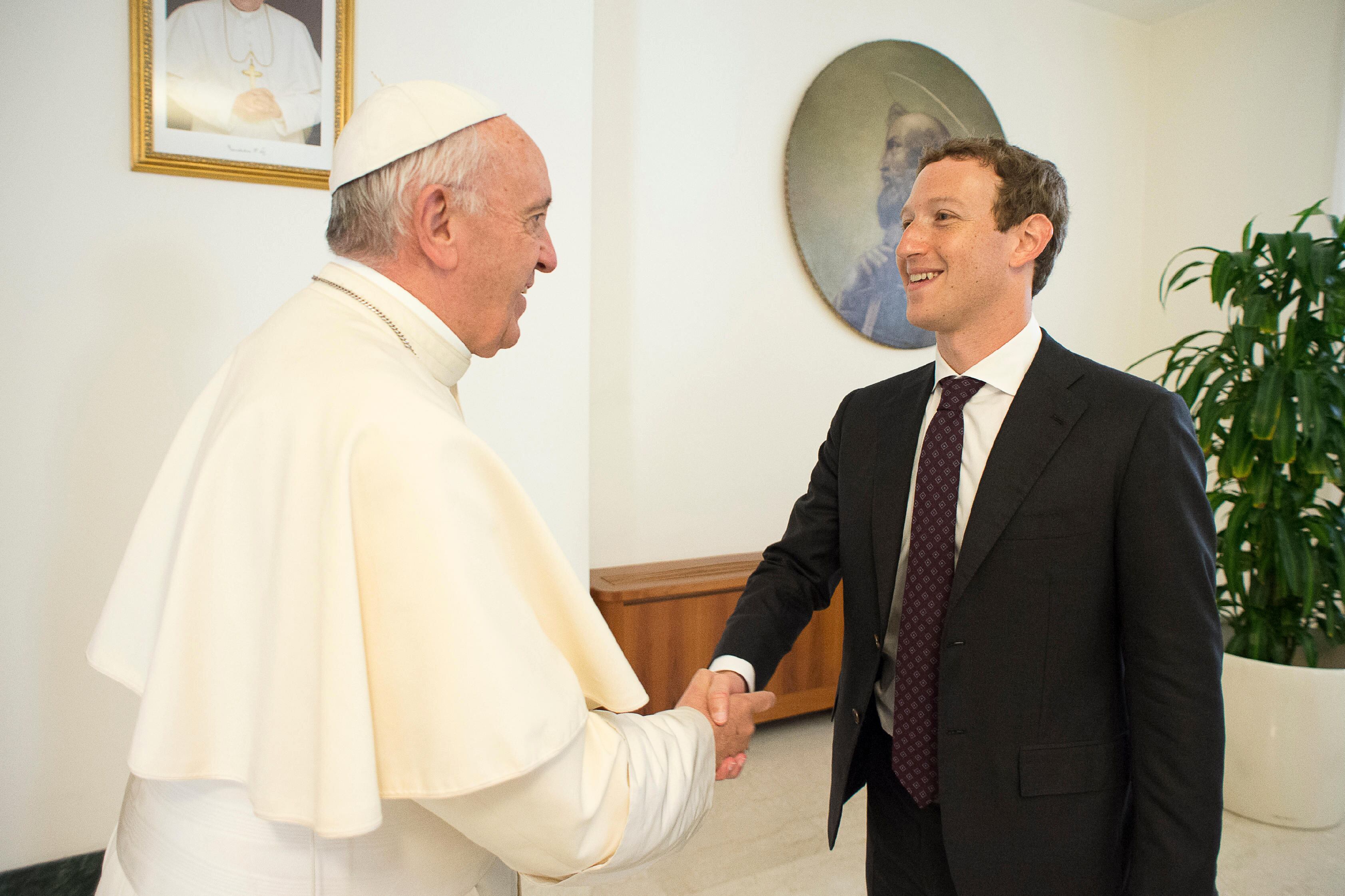 Zuckerberg and Pope Francis at the Vatican in 2016.