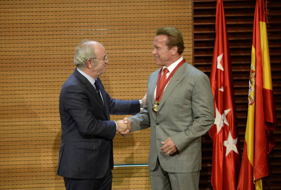 Arnold Schwarzenegger is awarded a medal as a tourist ambassador for Madrid in 2014.