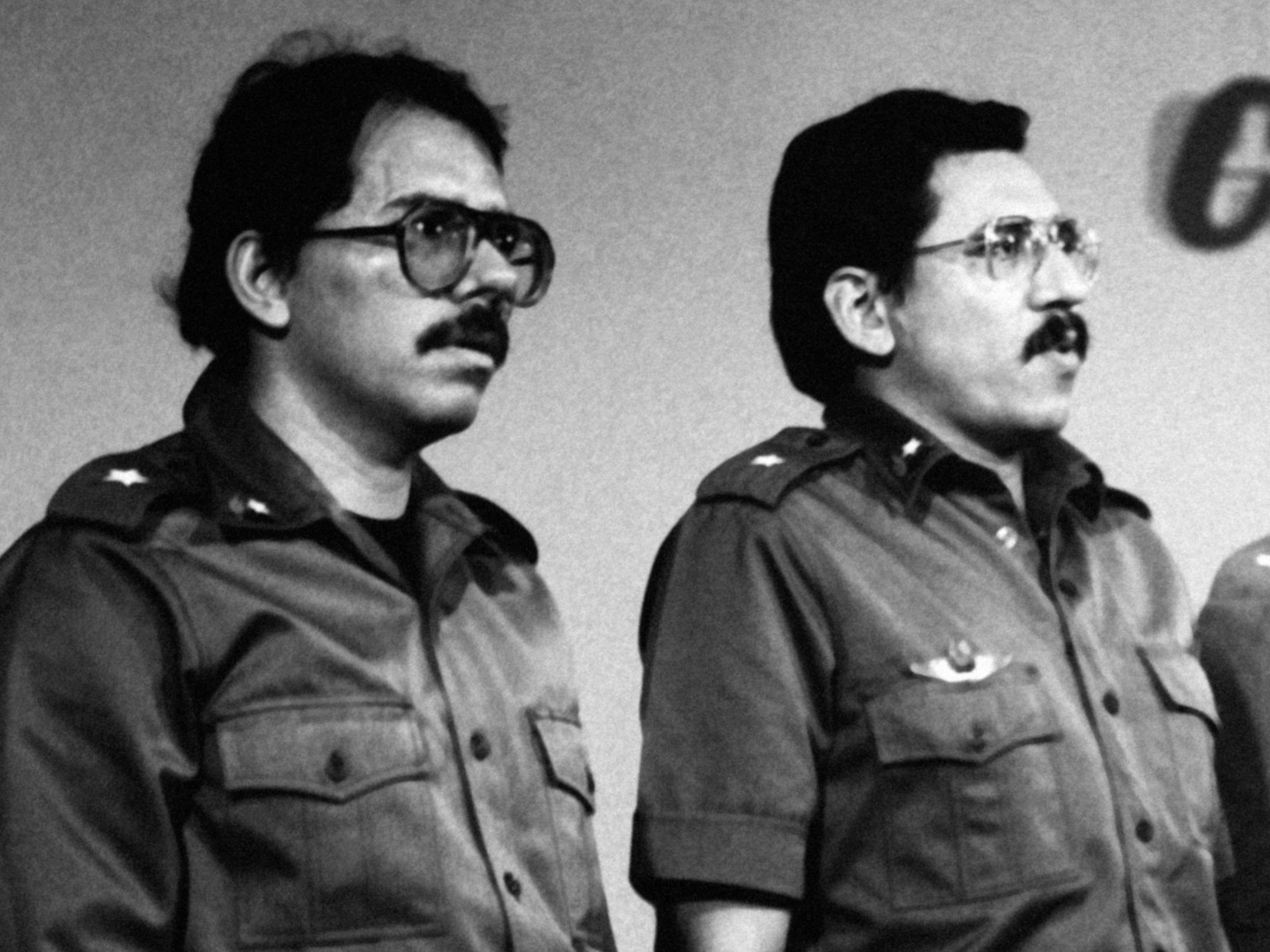 Daniel Ortega y Humberto Ortega, durante una comparecencia en Nicaragua, en 1984.