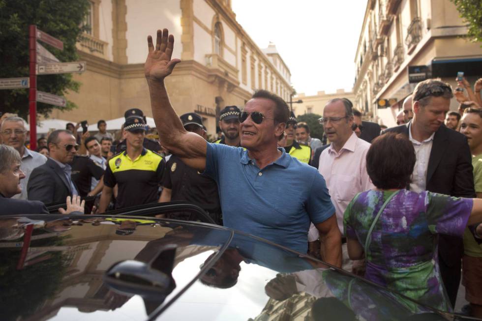 Arnold Schwarzenegger greets fans in the center of Almería, where in 2014 he received a medal and a plaque on the Almería Walk of Fame.