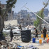 Palestinos en los escombros de un edificio en Gaza.