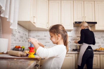 Niños pequeños que quieren hacer todo solos.