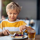 Uno de los mayores expertos en nutrición escolar a nivel mundial, Donald Bundy, tiene claro que por muy buenos que sean los libros de texto de un niño malnutrido, su educación nunca llegará a ser la mejor posible y eso se soluciona con un “comedor escolar gratuito y universal” una idea ni tan loca ni tan ambiciosa.