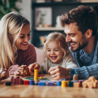 Una familia jugando