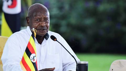Le dirigeant ougandais déclare que les manifestants anti-corruption "jouent avec le feu"