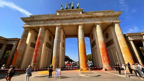 Haftstrafe für Klimaaktivistin nach Farbattacken