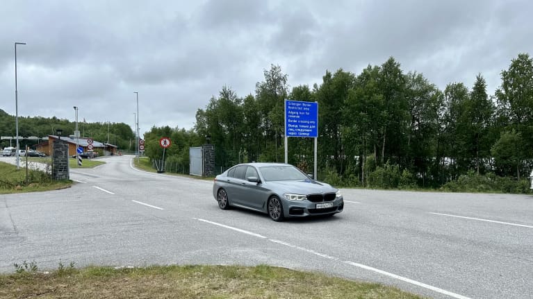 Venäjän rekisterissaä oelva henkilöauto saapuu Venäjältä Norjaan Storskogin rajanylityspaikalla heinäkuun 25. päivänä vuonna 2023. 