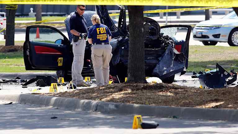 Kriminaltekniker från FBI undersöker brottsplatsen i Garland, Texas.