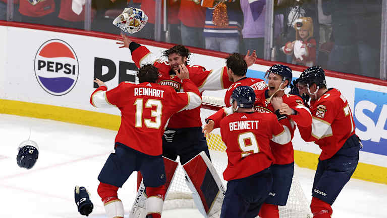 Florida Panthers on mestari. Pelaajat säntäävät onnittelemaan Sergei Bobrovskia.