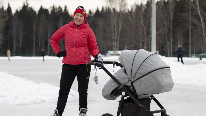 Käsipalloilija Annamari Jääskeläinen vaunulenkillä luistinradalla Elton-vauvan kanssa. Jääskeläinen tuli äidiksi kumppanuusvanhemmuuden kautta.