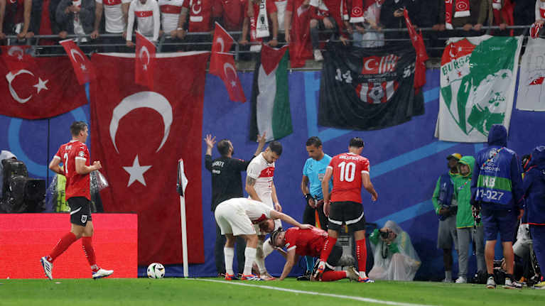 Marcel Sabitzer sai kolikosta päähän Turkki-ottelussa.