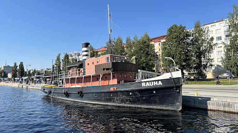 Rauha-höyrylaiva on Savonlinnan satamassa.