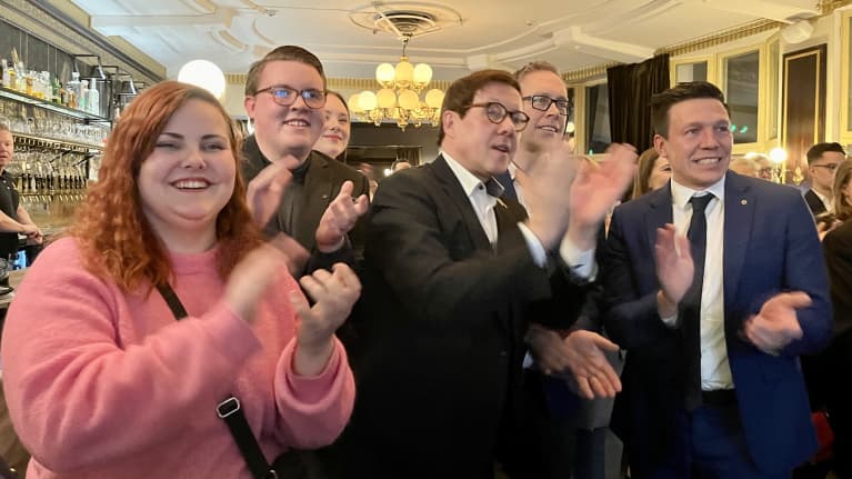 Kokoomuksen vaalivalvojaiset Tampereella presidentinvaalien toisella kierroksella. Kuvassa Lotta Liedes, Patrik Itäniemi, Jari Andersson, Jocka Träskbäck ja Pasi Hietala juhlivat tulosta.