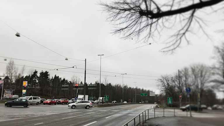 Korsningen mellan Tusbyleden och Pohjolagatan i Kottby.